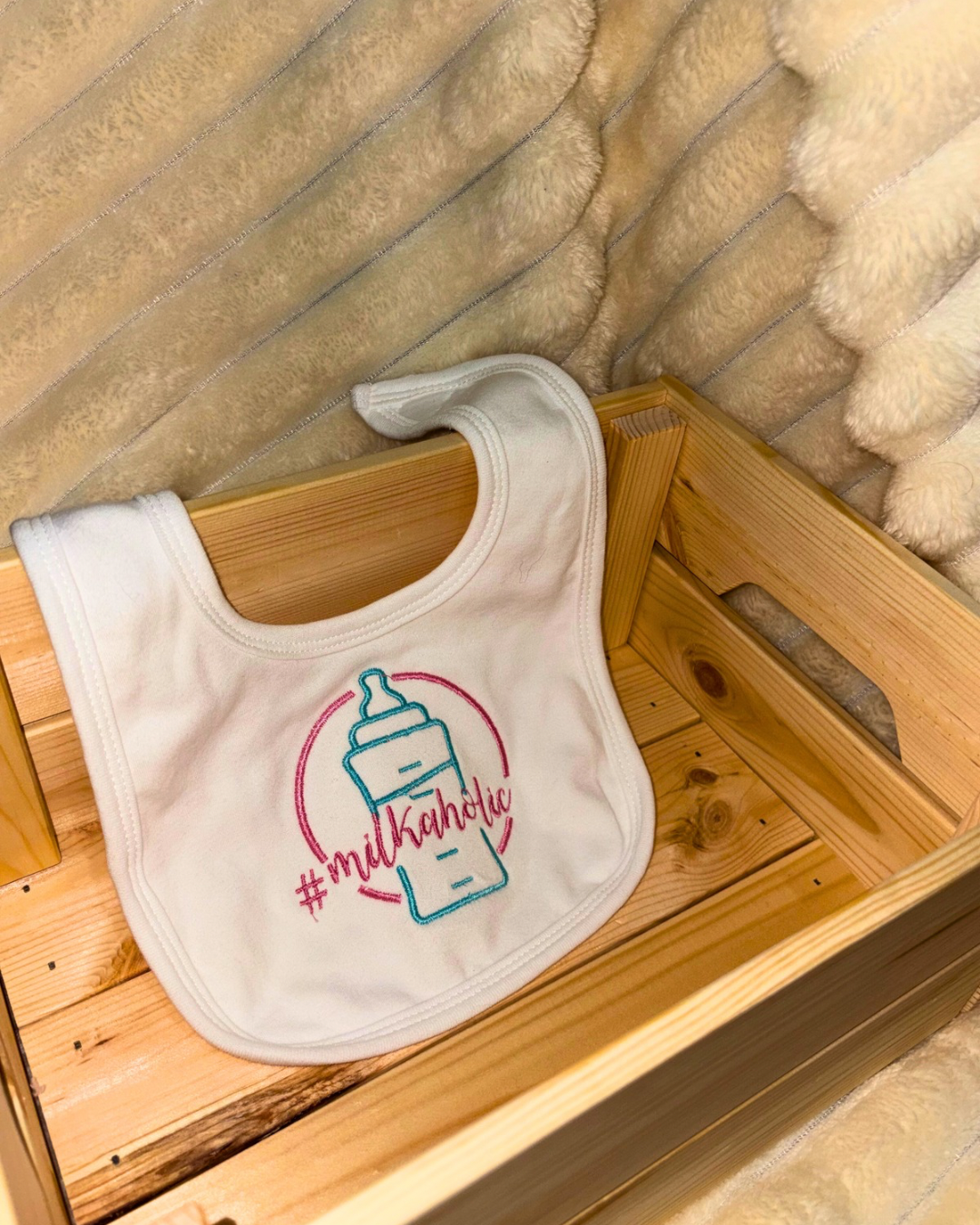 Milkaholic Design | Velcro fastening bib | 100% cotton |Embroidered