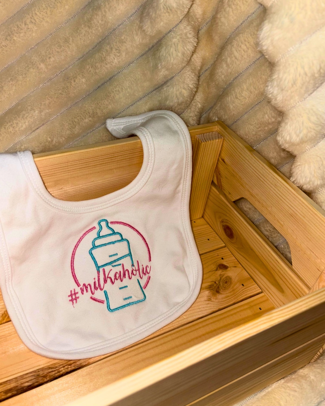 Milkaholic Design | Velcro fastening bib | 100% cotton |Embroidered